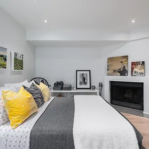 Homestay Modern Design, Toronto